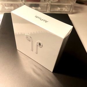Apple AirPods with Charging Case (2nd generation)